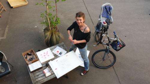 Johanna Finckh beim einpacken 2020